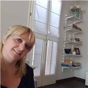 Laureata in giurisprudenza impartisce lezioni di diritto a ragazzi della scuola secondaria di secondo grado